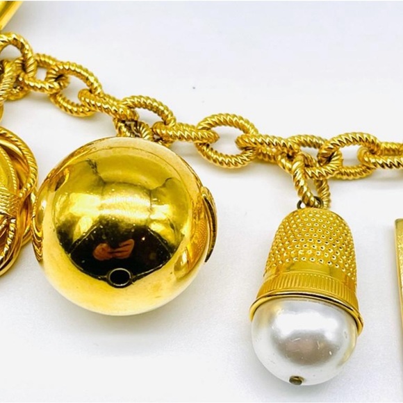 MOSCHINO gold chain link belt with charms. Collectors piece - Picture 4 of 7